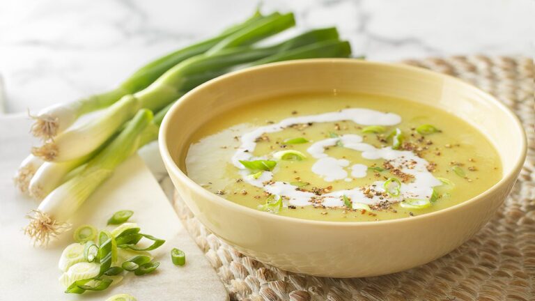 Creamy Vegan Cauliflower & Leek Soup